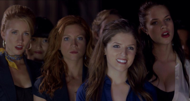 Während Beca (Anna Kendrick, 2.v.r.) endlich ein paar moderne Elemente in die Auftritte der „Barden Bellas“ einbringen möchte, stehen Aubrey (Anna Camp, l.), Lilly (Hana Mae Lee, 2.v.l.), Chloe (Brittany Snow, M.) und Stacie (Alexis Knapp, r.) den Neuerungen eher skeptisch gegenüber … – Bild: ProSieben Media AG © Universal Pictures Während Beca (Anna Kendrick, 2.v.r.) endlich ein paar moderne Elemente in die Auftritte der „Barden Bellas“ einbringen möchte, stehen Aubrey (Anna Camp, l.), Lilly (Hana Mae Lee, 2.v.l.), Chloe (Brittany Snow, M.) und Stacie (Alexis Knapp, r.) den Neuerungen eher skeptisch gegenüber … – Bild: ProSieben Media AG © Universal Pictures