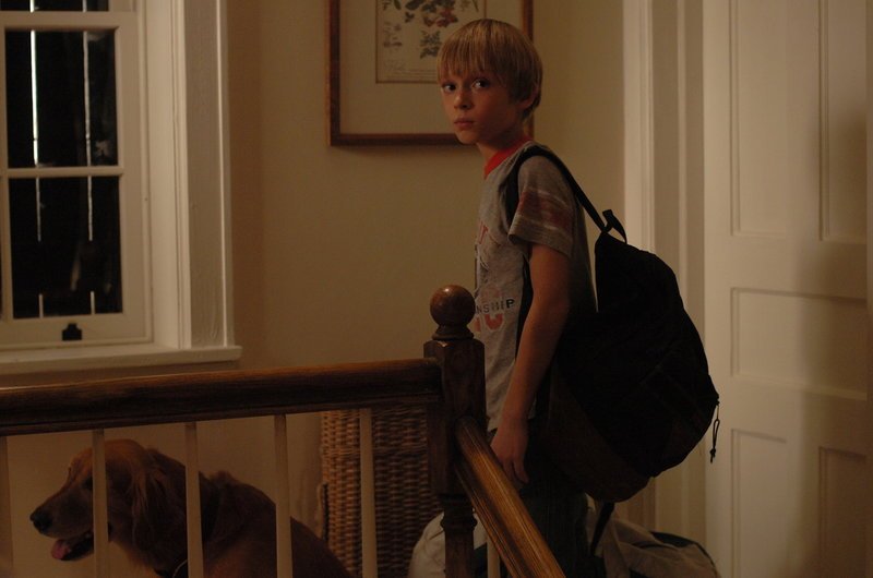 Eigentlich freut sich Georgie (Devon Gearhart) auf den Urlaub im Ferienhaus, aber dann tauchen plötzlich zwei junge Männer auf, die ihm etwas suspekt sind … – Bild: ProSieben Media AG © 2008 Warner Brothers Eigentlich freut sich Georgie (Devon Gearhart) auf den Urlaub im Ferienhaus, aber dann tauchen plötzlich zwei junge Männer auf, die ihm etwas suspekt sind … – Bild: ProSieben Media AG © 2008 Warner Brothers