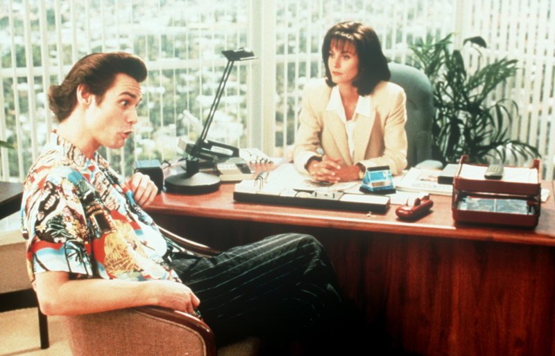 Ace Ventura (Jim Carrey, l.) bekommt von der jungen Marketingchefin Melissa (Courteney Cox, r.), eine harte Nuss zu knacken: Ein Delphin ist entführt worden … – Bild: ProSieben Media AG © Warner Bros.