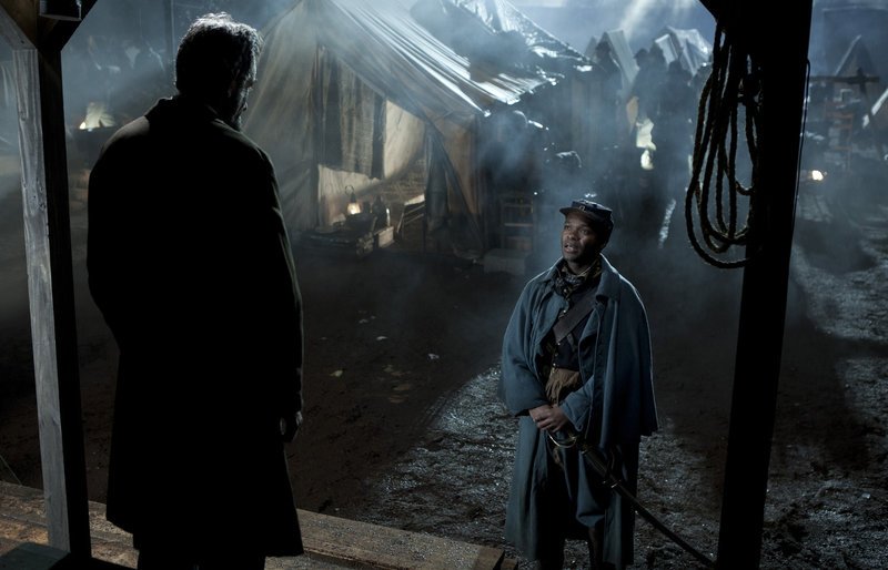 Einen Krieg anfangen wollte er nie, jetzt muss er ihn aber beenden. Lincoln (Daniel Day-Lewiss, l.) spricht mit dem Soldaten Ira Clark (David Oyelowo, r.) … – Bild: ProSieben Media AG © 2012 Twentieth Century Fox Film Corporation and DreamWorks II Distribution Co., LLC. All rights reserved. Einen Krieg anfangen wollte er nie, jetzt muss er ihn aber beenden. Lincoln (Daniel Day-Lewiss, l.) spricht mit dem Soldaten Ira Clark (David Oyelowo, r.) … – Bild: ProSieben Media AG © 2012 Twentieth Century Fox Film Corporation and DreamWorks II Distribution Co., LLC. All rights reserved.