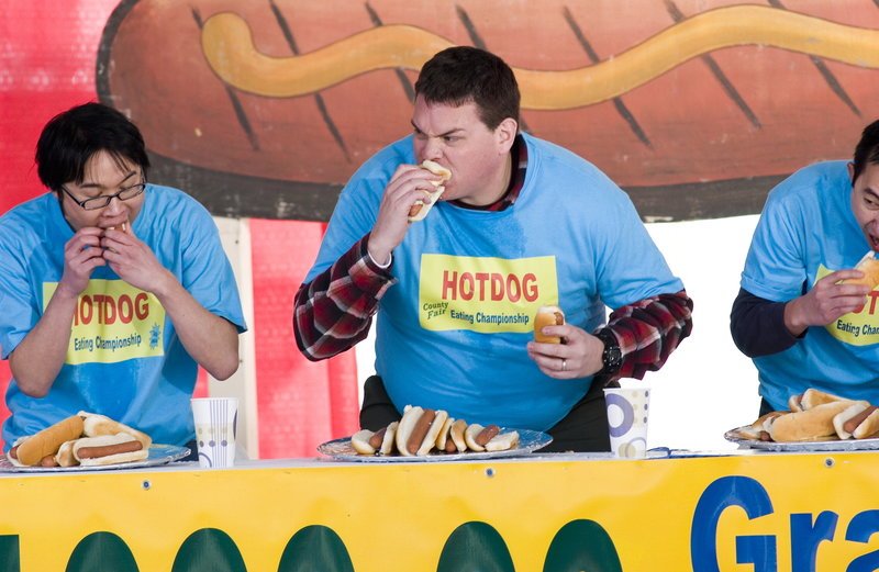 Schluckspecht (Kevin Heffernan, M.) haut kräftig bei den Hotdogs rein … – Bild: ProSieben Media AG © Warner Brothers International Television