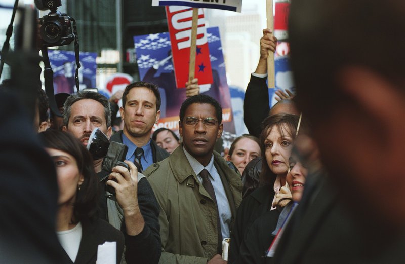 Versucht eine weitreichende Verschwörung aufzudecken: Ben Marco (Denzel Washington, M.) … – Bild: ProSieben Media AG © Paramount Pictures Versucht eine weitreichende Verschwörung aufzudecken: Ben Marco (Denzel Washington, M.) … – Bild: ProSieben Media AG © Paramount Pictures