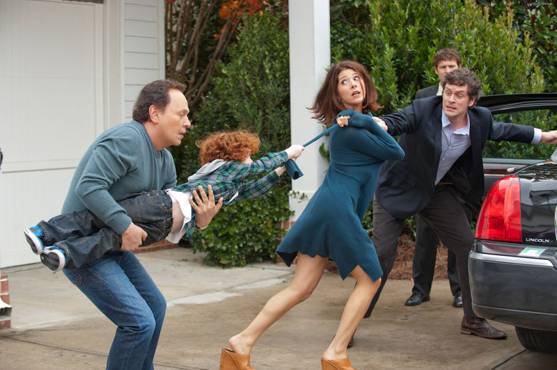 Artie (Billy Crystal, l.) kümmert sich um seine Enkelkinder Turner, Harper und Barker (Kyle Harrison Breitkopf, 2.v.l.), während seine Tochter Alice(Marisa Tomei, M.) und sein Schwiegersohn Phil (Tom Everett Scott, r.) auf Geschäftsreise müssen. Ein Kampf der Generationen beginnt ... – Bild: ProSieben Media AG © 2012 Twentieth Century Fox Film Corporation and Walden Media, LLC. All rights reserved. Artie (Billy Crystal, l.) kümmert sich um seine Enkelkinder Turner, Harper und Barker (Kyle Harrison Breitkopf, 2.v.l.), während seine Tochter Alice(Marisa Tomei, M.) und sein Schwiegersohn Phil (Tom Everett Scott, r.) auf Geschäftsreise müssen. Ein Kampf der Generationen beginnt ... – Bild: ProSieben Media AG © 2012 Twentieth Century Fox Film Corporation and Walden Media, LLC. All rights reserved.