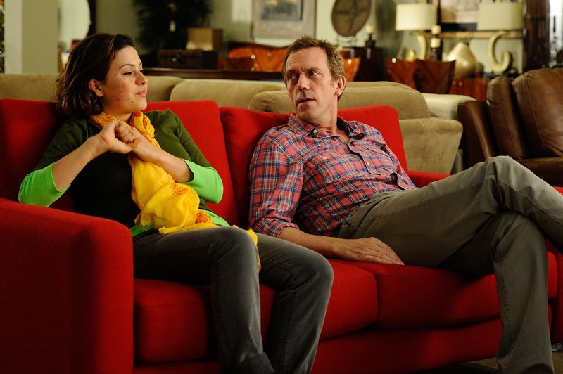 Immer wieder sucht Vanessa (Alia Shwakat, l.) das Gespräch mit ihrem Vater, doch David (Hugh Laurie, r.) ist von seiner jungen Liebe derart verzaubert, dass er erst spät bemerkt, wie unglücklich das Mädchen ist… – Bild: ProSieben Media AG © Wild Bunch Germany Immer wieder sucht Vanessa (Alia Shwakat, l.) das Gespräch mit ihrem Vater, doch David (Hugh Laurie, r.) ist von seiner jungen Liebe derart verzaubert, dass er erst spät bemerkt, wie unglücklich das Mädchen ist… – Bild: ProSieben Media AG © Wild Bunch Germany
