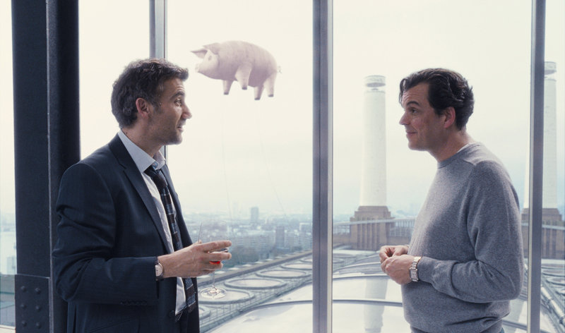 Theo Faron (Clive Owen, l.) stattet seinem einflussreichen Cousin Nigel (Danny Huston, r.) einen Besuch ab und hofft über ihn an Transitpapiere zu gelangen ... – Bild: ProSieben Media AG © 2006 Universal Studios Theo Faron (Clive Owen, l.) stattet seinem einflussreichen Cousin Nigel (Danny Huston, r.) einen Besuch ab und hofft über ihn an Transitpapiere zu gelangen ... – Bild: ProSieben Media AG © 2006 Universal Studios
