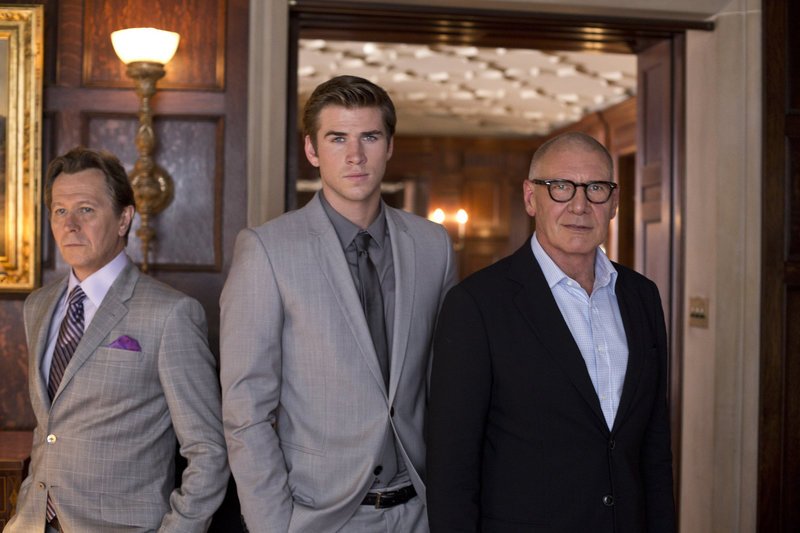 Der junge Technologie-Spezialist Adam Cassidy (Liam Hemsworth, Mitte) wird zum Spielball im Kampf der rivalisierenden Unternehmer Jock Goddard (Harrison Ford, l.) und Nicholas Wyatt (Gary Oldman, r.). – Bild: ProSieben Media AG © 2012 Paranoia Acquisitions LLC. All rights reserved.