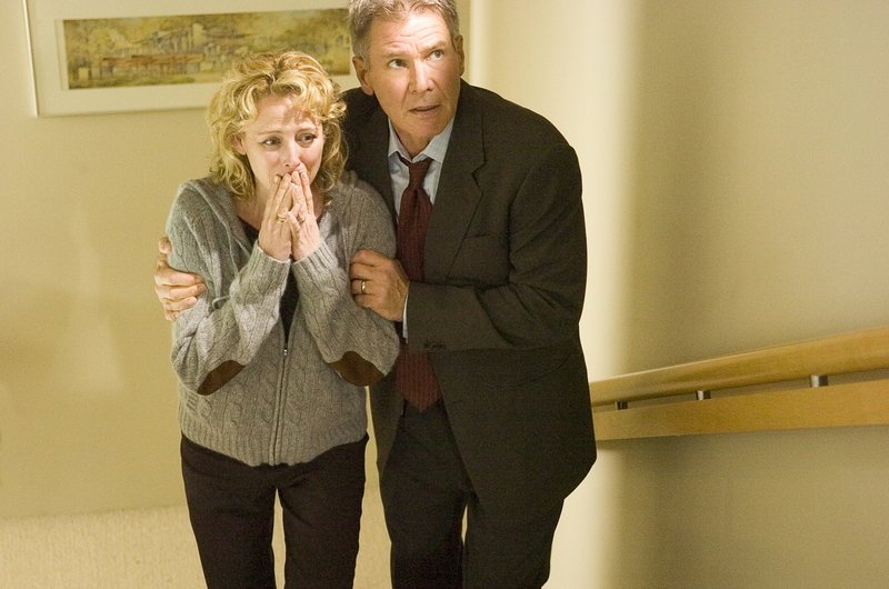 Können nicht glauben, dass Bill Cox nicht davor zurückschreckt, seine eigene Leute umzubringen, um sein Ziel zu verfolgen: Beth (Virginia Madsen, l.) und Jack Stanfield (Harrison Ford, r.) … – Bild: ProSieben Media AG © Warner Bros. Pictures Können nicht glauben, dass Bill Cox nicht davor zurückschreckt, seine eigene Leute umzubringen, um sein Ziel zu verfolgen: Beth (Virginia Madsen, l.) und Jack Stanfield (Harrison Ford, r.) … – Bild: ProSieben Media AG © Warner Bros. Pictures