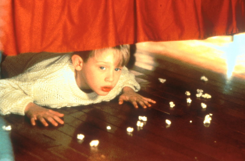 Kevins (Macaulay Culkin) Freude über die sturmfreie Bude ist nur von kurzer Dauer. Denn das Einbrecherpärchen Harry und Marv wittert eine günstige Gelegenheit ... – Bild: ProSieben Media AG © 20th Century Fox Film Corporation Kevins (Macaulay Culkin) Freude über die sturmfreie Bude ist nur von kurzer Dauer. Denn das Einbrecherpärchen Harry und Marv wittert eine günstige Gelegenheit ... – Bild: ProSieben Media AG © 20th Century Fox Film Corporation