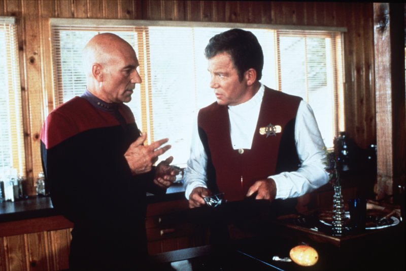 Captain Jean-Luc Picard (Patrick Stewart, l.) trifft Captain James T. Kirk (William Shatner, r.) im „Nexus“, einem Ort, an dem alle Wünsche in Erfüllung gehen. Doch der Preis dafür ist hoch und beide Kapitäne versuchen, durch einen Zeitsprung eine kosmische Katastrophe zu verhindern … – Bild: Puls 4