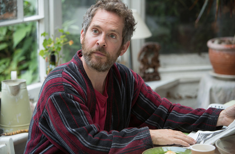 In London kommt Tim bei Harry (Tom Hollander), einem Freund seines Vaters, unter und lernt schnell, was so ein richtiges Großstadt-Leben ist ... – Bild: ProSieben Media AG © 2013 Universal City Studios Productions LLLP. All Rights Reserved. In London kommt Tim bei Harry (Tom Hollander), einem Freund seines Vaters, unter und lernt schnell, was so ein richtiges Großstadt-Leben ist ... – Bild: ProSieben Media AG © 2013 Universal City Studios Productions LLLP. All Rights Reserved.