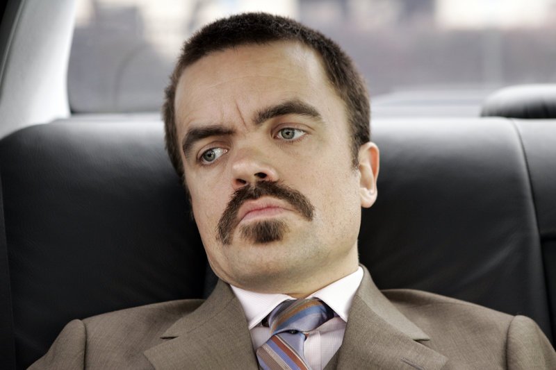 Ben Klandis (Peter Dinklage) ist der Anwalt von Jack DiNorsio und seinem Mafia-Clan, den die Staatsanwaltschaft unbedingt hinter Gittern sehen will. Er ist wenig begeistert von DiNorsios Selbstverteidigung im Prozess … – Bild: Puls 4