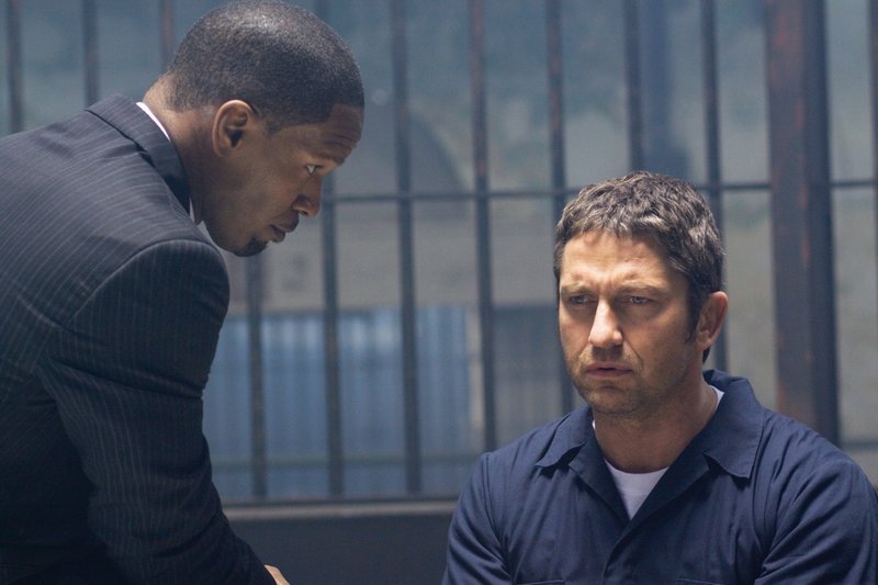 Schon bald wird Staatsanwalt Nick Rice (Jamie Foxx, l.) klar, dass Shelton (Gerard Butler, r.) nur ein Spiel mit ihm spielt, allerdings ein tödliches. Da gerät Nicks eigene Familie ins Visier des mörderischen Rächers … – Bild: Puls 4