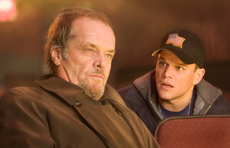 Dem irischen Gangsterboss Costello (Jack Nicholson, l.) gelingt es, den hartgesottenen jungen Kriminellen Colin Sullivan (Matt Damon, r.) als Maulwurf in das Massachusetts State Police Department einzuschleusen. Allerdings ist das selbe Kunststück der Polizei mit Costellos Organisation geglückt ... – Bild: Puls 4 Dem irischen Gangsterboss Costello (Jack Nicholson, l.) gelingt es, den hartgesottenen jungen Kriminellen Colin Sullivan (Matt Damon, r.) als Maulwurf in das Massachusetts State Police Department einzuschleusen. Allerdings ist das selbe Kunststück der Polizei mit Costellos Organisation geglückt ... – Bild: Puls 4