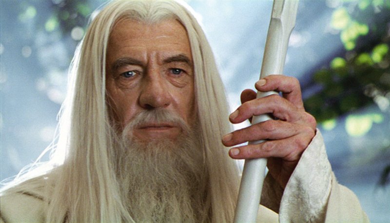 Nach seinem Sturz in den Schlund wird Gandalf (Ian McKellen) als Gandalf der Weiße wiedergeboren … – Bild: Puls 4