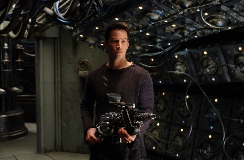Um die Menschheit zu retten, dringt Neo (Keanu Reeves) bis ins Herz der Maschinenstadt vor und stellt sich todesmutig dem Deus ex machina … – Bild: Puls 4