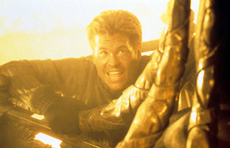 Der Meisterdieb Simon Templar (Val Kilmer) verfügt über ein besonderes Talent für Magie und Illusion ... – Bild: Puls 4 Der Meisterdieb Simon Templar (Val Kilmer) verfügt über ein besonderes Talent für Magie und Illusion ... – Bild: Puls 4