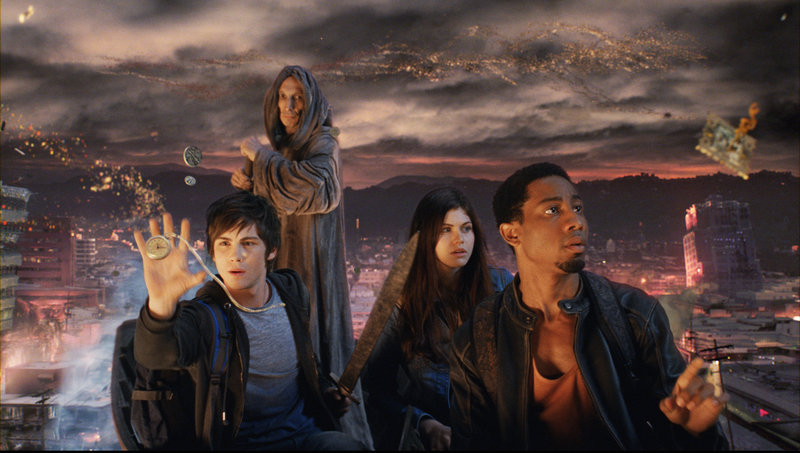 Charon, der Fährmann (Julian Richings) bringt Percy (Logan Lerman, l.), Grover (Brandon T. Jackson, r.) und Annabeth (Alexandra Daddario, 2.v.r.) mitten in die Unterwelt, wo die Höllenhunde und Hades sie schon erwarten ... – Bild: Puls 4 Charon, der Fährmann (Julian Richings) bringt Percy (Logan Lerman, l.), Grover (Brandon T. Jackson, r.) und Annabeth (Alexandra Daddario, 2.v.r.) mitten in die Unterwelt, wo die Höllenhunde und Hades sie schon erwarten ... – Bild: Puls 4