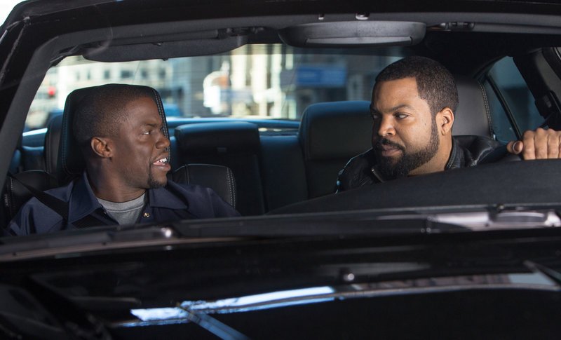Der Cop James Payton (Ice Cube, r.) nimmt seinen Schwager in spe mit auf Streife, um zu testen, was Ben Barber (Kevin Hart, l.) wirklich drauf hat … – Bild: Puls 4