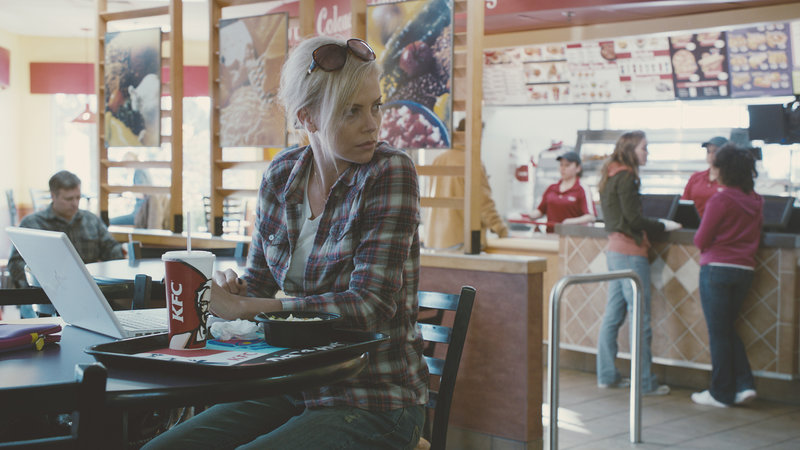 Seit ihrer Scheidung verläuft das Leben der Jugendbuchautorin Mavis Gary (Charlize Theron) nicht besonders zufriedenstellend. Eines Tages erfährt sie, dass ihr Jugendfreund Vater geworden ist. Kurzentschlossen macht sie sich auf den Weg in ihren Heimatort, um diesen zurückzugewinnen ... – Bild: Puls 4 Seit ihrer Scheidung verläuft das Leben der Jugendbuchautorin Mavis Gary (Charlize Theron) nicht besonders zufriedenstellend. Eines Tages erfährt sie, dass ihr Jugendfreund Vater geworden ist. Kurzentschlossen macht sie sich auf den Weg in ihren Heimatort, um diesen zurückzugewinnen ... – Bild: Puls 4