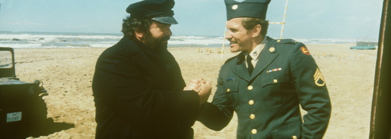 Die beiden Streithähne Mücke (Bud Spencer, l.) und Kempfer (Raimund Harmstorf, r.) vereinbaren, ihre Differenzen bei einem "freundschaftlichen" Football-Spiel zu lösen ... – Bild: Puls 4 Die beiden Streithähne Mücke (Bud Spencer, l.) und Kempfer (Raimund Harmstorf, r.) vereinbaren, ihre Differenzen bei einem "freundschaftlichen" Football-Spiel zu lösen ... – Bild: Puls 4