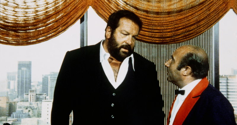 Um in einem Mordfall weiterzukommen, verschlägt es den schlagkräftigen Polizeikommissar Rizzo (Bud Spencer, l.) nach Johannesburg, wo er auf seinen alten Freund Caputo (Enzo Cannavale, r.) trifft ... – Bild: Puls 4 Um in einem Mordfall weiterzukommen, verschlägt es den schlagkräftigen Polizeikommissar Rizzo (Bud Spencer, l.) nach Johannesburg, wo er auf seinen alten Freund Caputo (Enzo Cannavale, r.) trifft ... – Bild: Puls 4