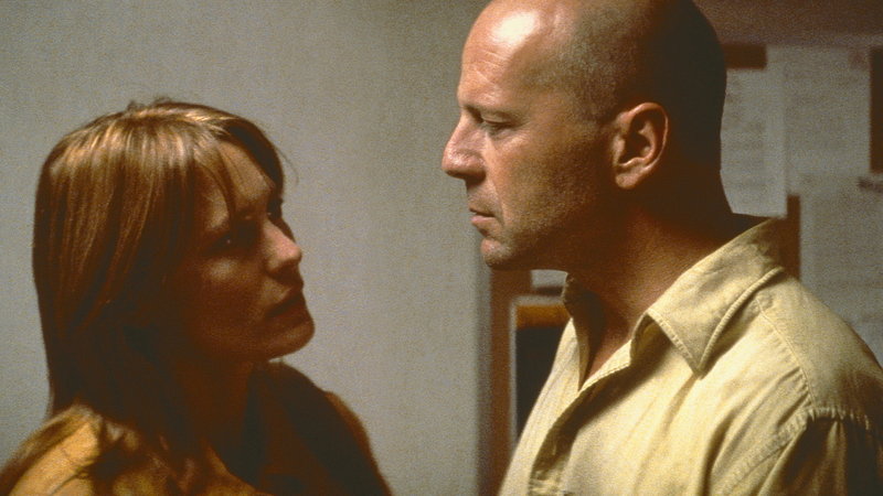 War in seinem ganzen Leben noch nie krank: Aber glücklich ist der schier unzerbrechliche Security-Angestellte David Dunne (Bruce Willis, r.) dennoch nicht. Er hat seinen Platz im Leben noch nicht gefunden und auch die Ehe mit seiner Frau Audrey (Robin Wright. l.) steht auf äußerst wackligen Füßen ... – Bild: Puls 4 War in seinem ganzen Leben noch nie krank: Aber glücklich ist der schier unzerbrechliche Security-Angestellte David Dunne (Bruce Willis, r.) dennoch nicht. Er hat seinen Platz im Leben noch nicht gefunden und auch die Ehe mit seiner Frau Audrey (Robin Wright. l.) steht auf äußerst wackligen Füßen ... – Bild: Puls 4