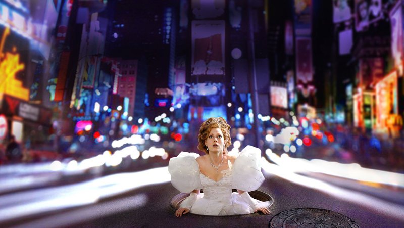 Die Märchenprinzessin Giselle (Amy Adams) wird von ihrer bösen Schwiegermutter in „die Welt ohne Happy End“ -New York verdammt – und dort mit dem realen Leben konfrontiert … – Bild: Puls 4