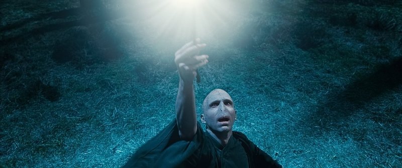 Während Harry und seine Freunde nach den Horkruxen suchen, um Lord Voldemort (Ralph Fiennes) zu schwächen, setzt dieser alles daran, seine Macht immer weiter auszubauen… – Bild: Puls 4