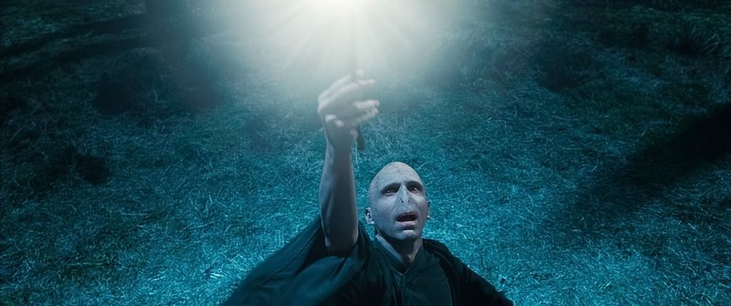 Während Harry und seine Freunde nach den Horkruxen suchen, um Lord Voldemort (Ralph Fiennes) zu schwächen, setzt dieser alles daran, seine Macht immer weiter auszubauen ... – Bild: Puls 4 Während Harry und seine Freunde nach den Horkruxen suchen, um Lord Voldemort (Ralph Fiennes) zu schwächen, setzt dieser alles daran, seine Macht immer weiter auszubauen ... – Bild: Puls 4