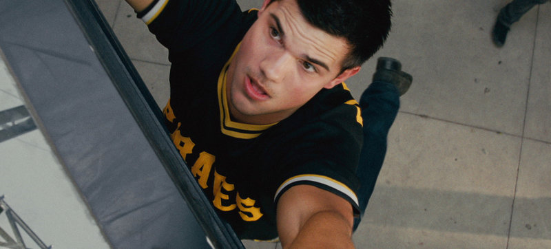 Als Nathan (Taylor Lautner) eines Tages ein Kinderfoto von sich auf einer Internetseite mit Vermisstenmeldungen entdeckt, verändert dies sein ganzes bisheriges Leben, denn plötzlich will ihn jeder tot sehen ... – Bild: Puls 4 Als Nathan (Taylor Lautner) eines Tages ein Kinderfoto von sich auf einer Internetseite mit Vermisstenmeldungen entdeckt, verändert dies sein ganzes bisheriges Leben, denn plötzlich will ihn jeder tot sehen ... – Bild: Puls 4