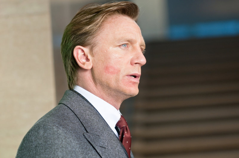 Mit Erschrecken muss Will (Daniel Craig) feststellen, dass seine Familie in großer Gefahr ist ... – Bild: Puls 4 Mit Erschrecken muss Will (Daniel Craig) feststellen, dass seine Familie in großer Gefahr ist ... – Bild: Puls 4