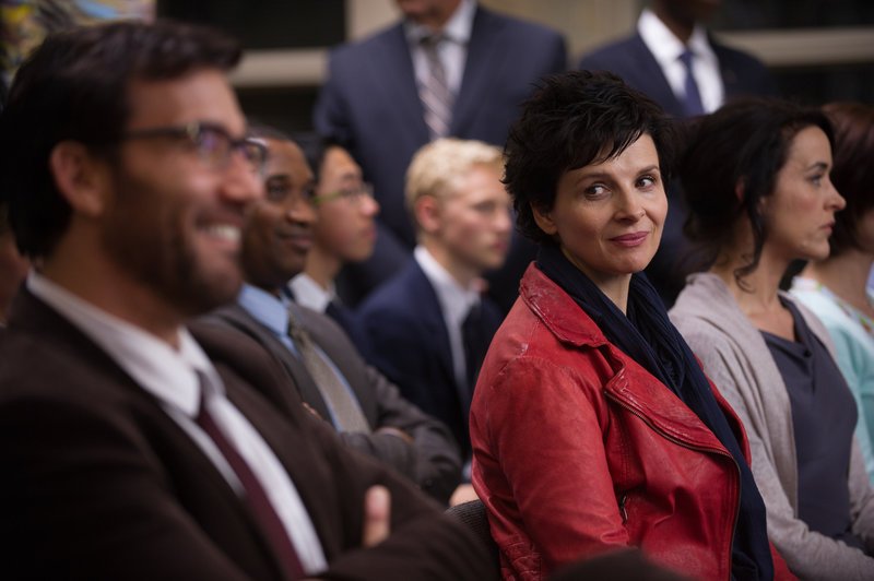 Eigentlich erhofft sich die Kunstlehrerin und Malerin Dina Delsanto (Juliette Binoche, M.) nicht viel davon, als sie von New York aufs Land zieht, doch dann trifft sie an ihrer neuen Schule auf den ehemaligen Schriftsteller Jack… – Bild: Puls 4 Eigentlich erhofft sich die Kunstlehrerin und Malerin Dina Delsanto (Juliette Binoche, M.) nicht viel davon, als sie von New York aufs Land zieht, doch dann trifft sie an ihrer neuen Schule auf den ehemaligen Schriftsteller Jack… – Bild: Puls 4