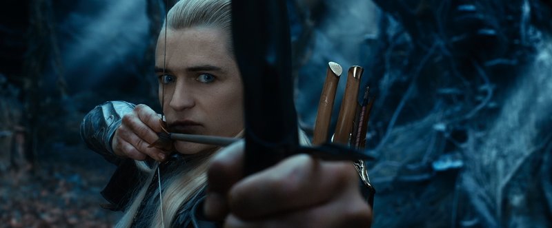 Keine Frage, mit Pfeil und Bogen kann er umgehen. Aber ist Legolas (Orlando Bloom), Sohn des Elbenkönigs, auf der Seite von Bilbo oder eher gegen ihn? – Bild: Puls 4 Keine Frage, mit Pfeil und Bogen kann er umgehen. Aber ist Legolas (Orlando Bloom), Sohn des Elbenkönigs, auf der Seite von Bilbo oder eher gegen ihn? – Bild: Puls 4