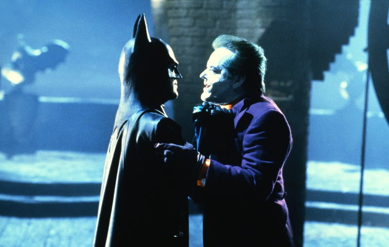 Jack Napier, der ehemalige Vollstrecker des Gangsterbosses Grissom, verliert völlig den Verstand und wird nach einem Säurebad zum teuflischen Joker (Jack Nicholson, r.): Doch Batman (Michael Keaton, l.) stellt sich dem Wahnsinnigen in den Weg … – Bild: Puls 4
