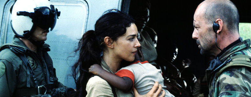 Weil Lena Kendricks (Monica Bellucci, M.) sich weigert, dass Dschungellazarett in Nigeria ohne ihre Schützlinge zu verlassen, gerät Lieutenant Waters (Bruce Willis, r.) in einen schweren Gewissenskonflikt ... – Bild: Puls 4 Weil Lena Kendricks (Monica Bellucci, M.) sich weigert, dass Dschungellazarett in Nigeria ohne ihre Schützlinge zu verlassen, gerät Lieutenant Waters (Bruce Willis, r.) in einen schweren Gewissenskonflikt ... – Bild: Puls 4