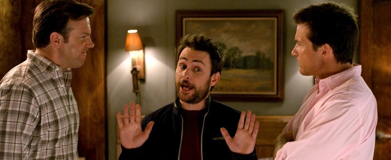 Ein paar Gläser Bier und ganz viel Frust bringen die drei Freunde Kurt (Jason Sudeikis, l.), Dale (Charlie Day, M.) und Nick (Jason Bateman, r.) auf die Idee, ihre verhassten Chefs doch einfach umzubringen - doch das wird viel komplizierter, als sie gedacht hatten ... – Bild: Puls 4 Ein paar Gläser Bier und ganz viel Frust bringen die drei Freunde Kurt (Jason Sudeikis, l.), Dale (Charlie Day, M.) und Nick (Jason Bateman, r.) auf die Idee, ihre verhassten Chefs doch einfach umzubringen - doch das wird viel komplizierter, als sie gedacht hatten ... – Bild: Puls 4