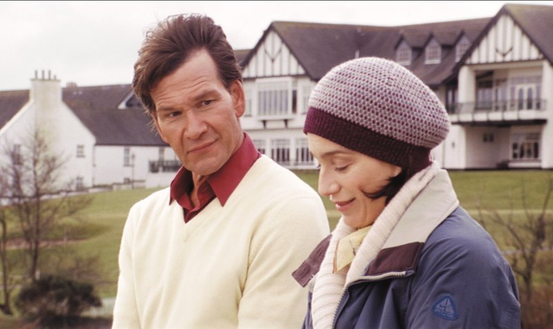 Gloria (Kristin Scott Thomas, r.) fühlt sich im ländlichen Idyll von ihrem Mann vernachlässigt und stürzt sich in eine Liebesaffäre mit ihrem schleimigen amerikanischen Golflehrer (Patrick Swayze, l.) … – Bild: Puls 4 Gloria (Kristin Scott Thomas, r.) fühlt sich im ländlichen Idyll von ihrem Mann vernachlässigt und stürzt sich in eine Liebesaffäre mit ihrem schleimigen amerikanischen Golflehrer (Patrick Swayze, l.) … – Bild: Puls 4
