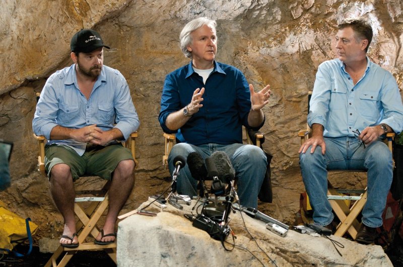 James Cameron (M.) und Alister Grierson (l.) während der Dreharbeiten ... – Bild: Puls 4 James Cameron (M.) und Alister Grierson (l.) während der Dreharbeiten ... – Bild: Puls 4