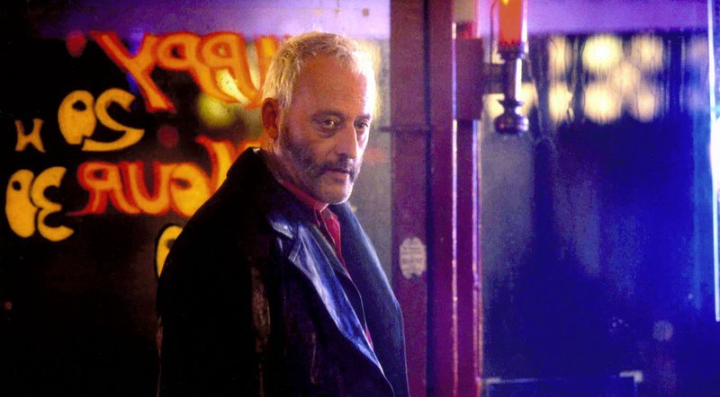 Der wegen brutaler Methoden zwangspensionierte Ex-Flic Schiffer (Jean Reno) wird zu einer mysteriösen Mordserie an rothaarigen Frauen hinzugezogen. Eine lebensgefährliche Ermittlung nimmt ihren Lauf … – Bild: Puls 4 Der wegen brutaler Methoden zwangspensionierte Ex-Flic Schiffer (Jean Reno) wird zu einer mysteriösen Mordserie an rothaarigen Frauen hinzugezogen. Eine lebensgefährliche Ermittlung nimmt ihren Lauf … – Bild: Puls 4