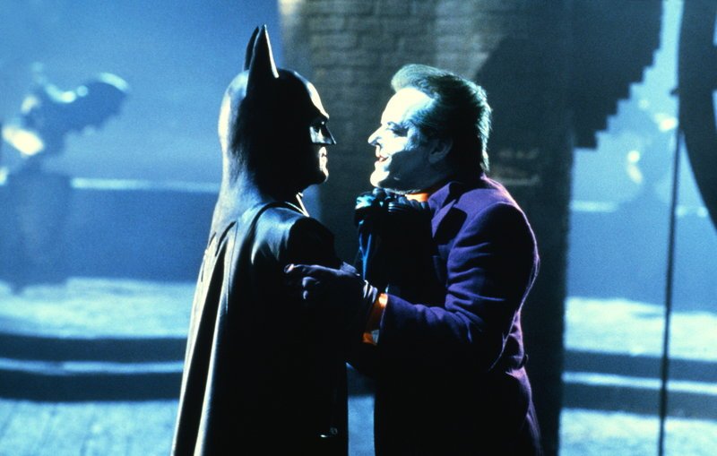 Jack Napier, der ehemalige Vollstrecker des Gangsterbosses Grissom, verliert völlig den Verstand und wird nach einem Säurebad zum teuflischen Joker (Jack Nicholson, r.): Doch Batman (Michael Keaton, l.) stellt sich dem Wahnsinnigen in den Weg … – Bild: Puls 4 Jack Napier, der ehemalige Vollstrecker des Gangsterbosses Grissom, verliert völlig den Verstand und wird nach einem Säurebad zum teuflischen Joker (Jack Nicholson, r.): Doch Batman (Michael Keaton, l.) stellt sich dem Wahnsinnigen in den Weg … – Bild: Puls 4