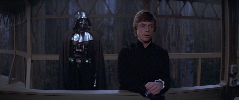 Luke Skywalker (Mark Hamill, r.) und sein Vater Darth Vader (David Prowse, l.) müssen sich der höchsten Instanz stellen… – Bild: Puls 4