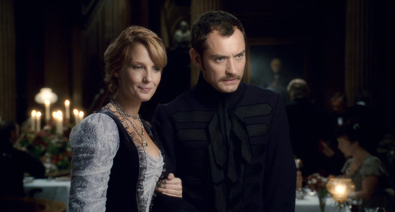 Sherlock Holmes ist verzweifelt, weil sein treuer Freund Dr. John Watson (Jude Law, r.) angekündigt hat, demnächst auszuziehen und seine geliebte Mary (Kelly Reilly, l.) zu heiraten. Doch dann taucht der gefährliche Lord Blackwood aus seinem Grab wieder auf, um das Ende der Welt einzuläuten ... – Bild: Puls 4 Sherlock Holmes ist verzweifelt, weil sein treuer Freund Dr. John Watson (Jude Law, r.) angekündigt hat, demnächst auszuziehen und seine geliebte Mary (Kelly Reilly, l.) zu heiraten. Doch dann taucht der gefährliche Lord Blackwood aus seinem Grab wieder auf, um das Ende der Welt einzuläuten ... – Bild: Puls 4