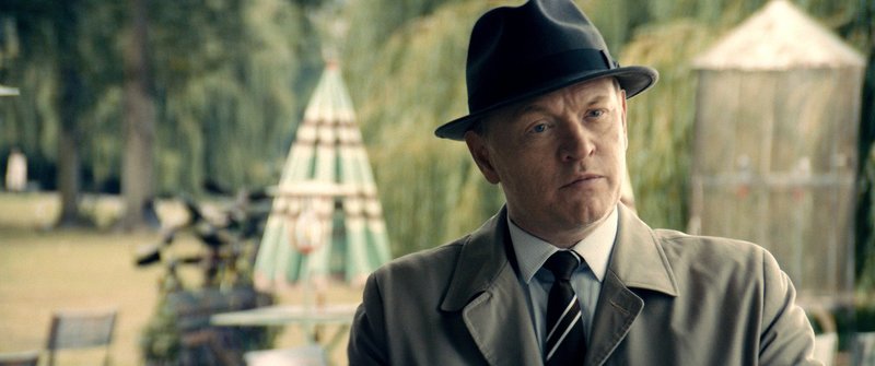 Der CIA-Boss Adrian Sanders (Jared Harris) verdonnert seinen besten Agenten dazu, mit dem besten Agenten des eigentlichen Feindes, einem KGB-Agenten, zusammenzuarbeiten. Denn beide Supermächte wollen um jeden Preisverhindern, dass eine Verbrecherorganisation mit Verbindung zu untergetauchten Nazis eine Atombombe baut. Doch wie lange hält das Bündnis? – Bild: Puls 4 Der CIA-Boss Adrian Sanders (Jared Harris) verdonnert seinen besten Agenten dazu, mit dem besten Agenten des eigentlichen Feindes, einem KGB-Agenten, zusammenzuarbeiten. Denn beide Supermächte wollen um jeden Preisverhindern, dass eine Verbrecherorganisation mit Verbindung zu untergetauchten Nazis eine Atombombe baut. Doch wie lange hält das Bündnis? – Bild: Puls 4
