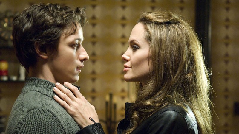 (v.l.n.r.) Wesley (James McAvoy); Fox (Angelina Jolie) – Bild: Puls 4 (v.l.n.r.) Wesley (James McAvoy); Fox (Angelina Jolie) – Bild: Puls 4
