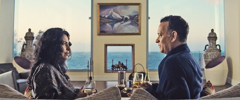 (v.l.n.r.) Zahra (Sarita Choudhury); Alan (Tom Hanks) – Bild: Puls 4 (v.l.n.r.) Zahra (Sarita Choudhury); Alan (Tom Hanks) – Bild: Puls 4