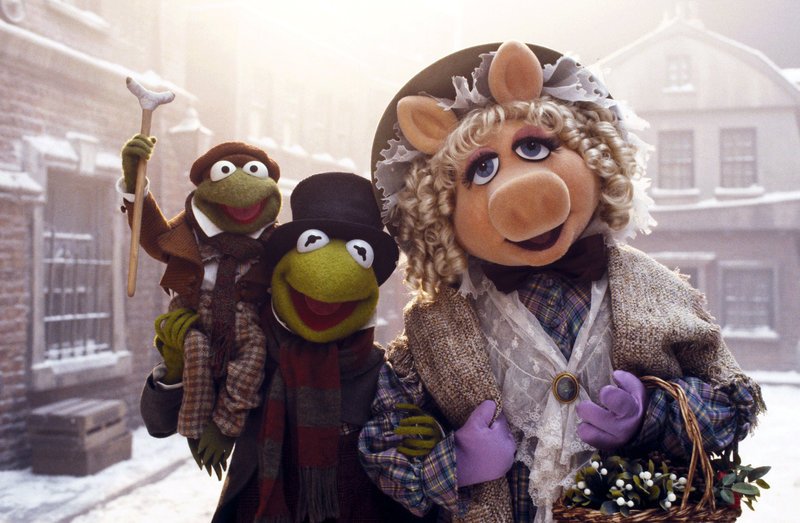 Emily (Miss Piggy, r.), Gatte Bob Cratchit (Kermit, M.) und Tiny Tim (Robin, l.) haben viel Spaß … – Bild: Puls 4