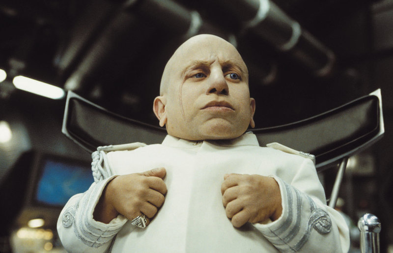 Dr. Evil und sein bösartiger Klon Mini-Me (Verne Troyer) sind aus dem Gefängnis geflohen und wollen mit Hilfe des holländischen Superschurken Goldständer die Erde überfluten ... – Bild: Puls 4 Dr. Evil und sein bösartiger Klon Mini-Me (Verne Troyer) sind aus dem Gefängnis geflohen und wollen mit Hilfe des holländischen Superschurken Goldständer die Erde überfluten ... – Bild: Puls 4