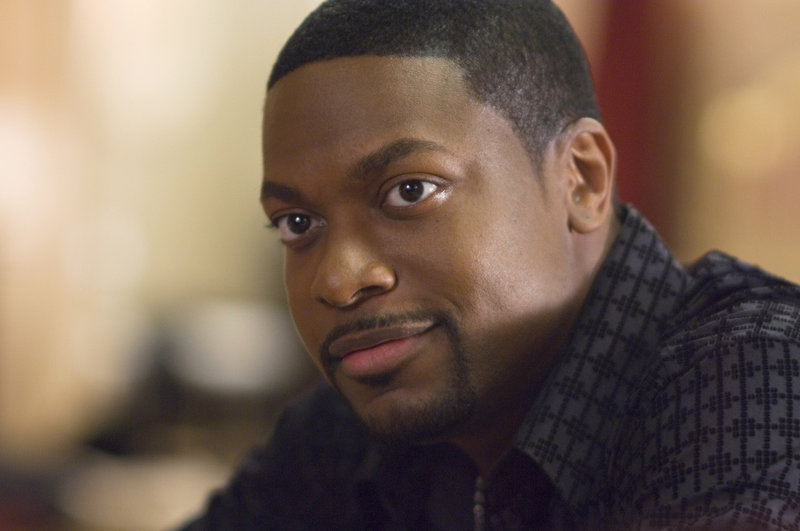 Bereist vor einiger Zeit wurde James Carter (Chris Tucker) vom Detective zu einem Straßenpolizisten degradiert. Als er vom Anschlag auf Botschafter Han im Radio hört, eilt er seinem Ex-Partner zu Hilfe. Inspector Lee und er beschließen, die Attentäter zur Strecke zu bringen. Ihr Spur führt sie auf unbekanntes Terrain, nach Paris ... – Bild: Puls 4 Bereist vor einiger Zeit wurde James Carter (Chris Tucker) vom Detective zu einem Straßenpolizisten degradiert. Als er vom Anschlag auf Botschafter Han im Radio hört, eilt er seinem Ex-Partner zu Hilfe. Inspector Lee und er beschließen, die Attentäter zur Strecke zu bringen. Ihr Spur führt sie auf unbekanntes Terrain, nach Paris ... – Bild: Puls 4