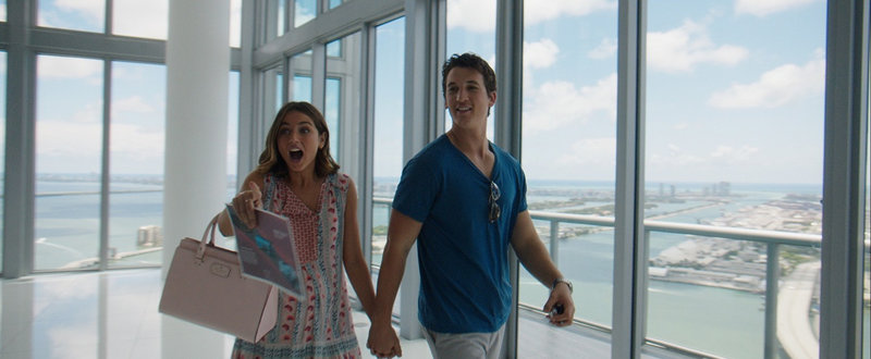 Iz (Ana de Armas, l.); David Packouz (Miles Teller, r.) – Bild: Puls 4 Iz (Ana de Armas, l.); David Packouz (Miles Teller, r.) – Bild: Puls 4