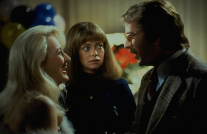 Helen Sharp (Goldie Hawn, M.) wird es schon bald bereuen, der Schnulzensängerin Madeline Ashton (Meryl Streep, l.) ihren Verlobten Dr. Ernest Menville (Bruce Willis, r.) vorgestellt zu haben ... – Bild: ProSieben Media AG © Universal Pictures Helen Sharp (Goldie Hawn, M.) wird es schon bald bereuen, der Schnulzensängerin Madeline Ashton (Meryl Streep, l.) ihren Verlobten Dr. Ernest Menville (Bruce Willis, r.) vorgestellt zu haben ... – Bild: ProSieben Media AG © Universal Pictures